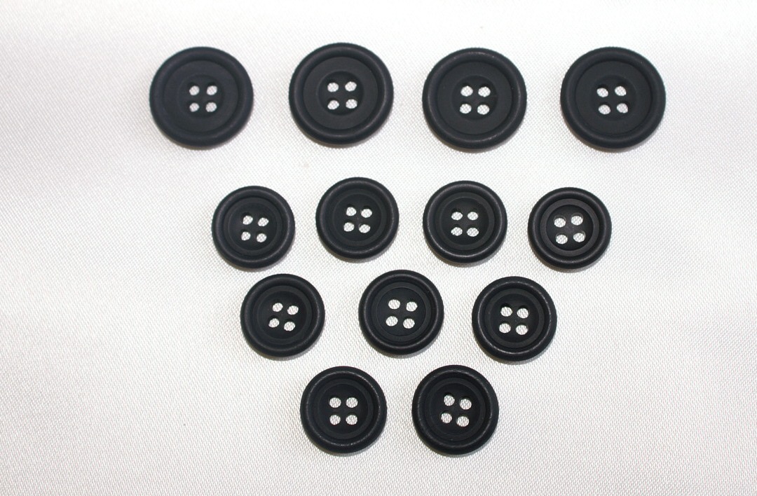 4 Hole Horn Button 40L/25mm Col BLACK